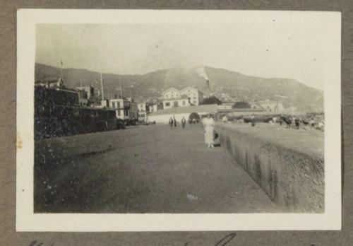 Vrouw wandelend langs de kust op Madeira - desc. - c. 1920