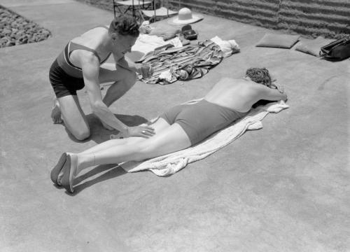 Zonnebaden bij het Savoy Hotel op Madeira Van de Polls vrouw Nell Langlais - Van de Poll - 1934