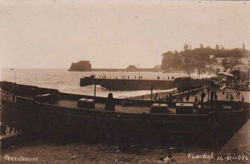 Batelões na Marginal e vista do Cais Regional - Perestrellos Photographos - Funchal -16-12-1926