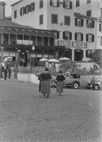 Zwei Frauen in Tracht mit Blumen in der Hand, vermutlich in der Altstadt von Funchal - Konrad Voppel - 1938